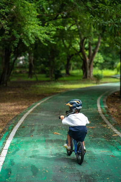 Little Aziatische Jongen Praktijk Rijden Fiets Stadspark Outdoor Activiteit — Stockfoto