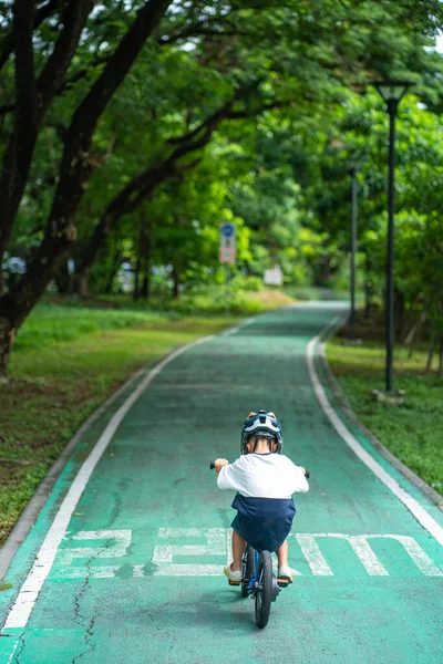 Kleine Kleuter Jongen Rijden Een Fiets Openbaar Park Outdoor Activiteit — Stockfoto