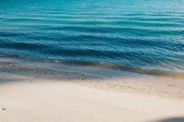 Deniz dalgası turkuvaz su mavi gökyüzü bulutlu doğa manzarası