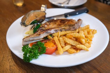 İtalyan lokantasında kızartılmış domuz pirzolası bifteği. Yakın plan.