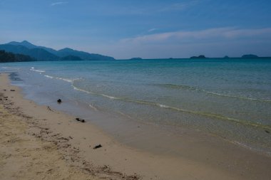 Güneşli gün deniz sahili dalgası mavi gökyüzü bulutu yaz tatili arka planı