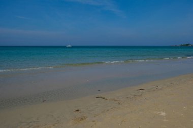 Güneşli gün deniz sahili dalgası mavi gökyüzü bulutu yaz tatili arka planı