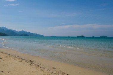 Güneşli gün deniz sahili dalgası mavi gökyüzü bulutu yaz tatili arka planı