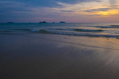 Huzurlu deniz plajı dalgası gün batımı gökyüzü bulutlu doğa manzaralı yaz tatili