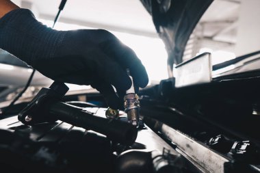 Mekanik adam el kontrolü ve kontak bobinini araba motoru taşıma endüstrisinin bujisi ile değiştir.