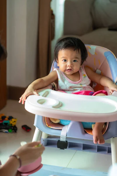 Moeder Voeden Baby Meisje Met Een Lepel Geven Eten Aan — Stockfoto