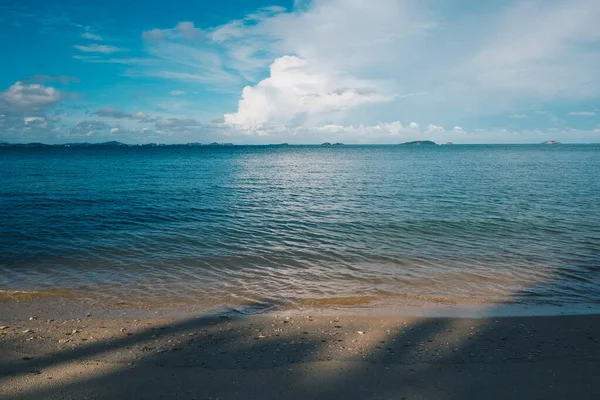 Mar Ola Playa Agua Turquesa Cielo Azul Con Nubes Naturaleza — Foto de Stock