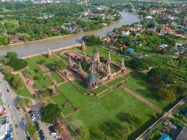 Wat Chaiwatthanaram Yeşil Çim Parkı 'nda, Ayutthaya, Tayland' da Chao Phraya nehri ile ünlü harabe tapınağında hava manzaralı akşam gün batımı.