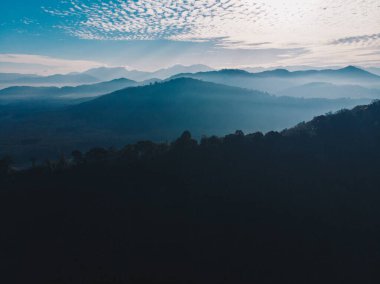 Hava manzaralı gün doğumu sisli gün doğumu hafif sabah manzaralı.