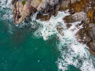 Kayalık kayalık kaya adasında deniz manzarası dalgası turkuvaz su doğa manzarası
