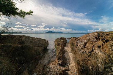 Deniz kıyısı dalgası ve gökyüzü bulutu yaz tatili konsepti