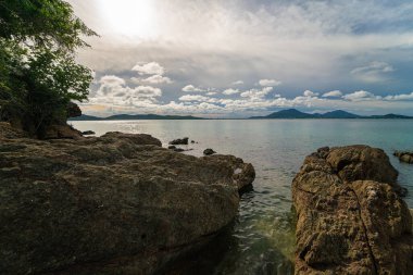 Deniz kıyısı dalgası ve gökyüzü bulutu yaz tatili konsepti