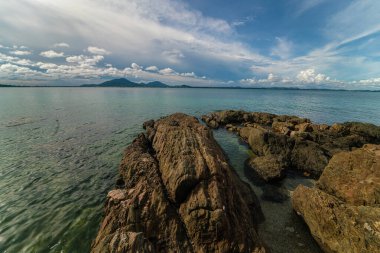 Gün doğumu kayalık deniz kıyısı Bulutlu bulutlu gökyüzü doğa manzarası