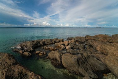 Deniz kıyısı dalgası ve gökyüzü bulutu yaz tatili konsepti