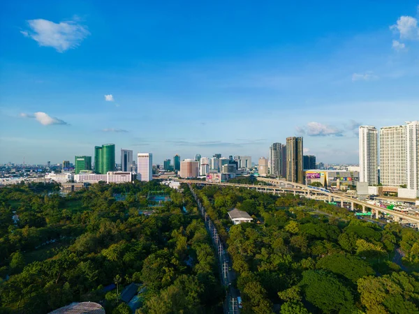 Green Tree Forest Public Park City Office Building Downtown Bangkok — Stockfoto