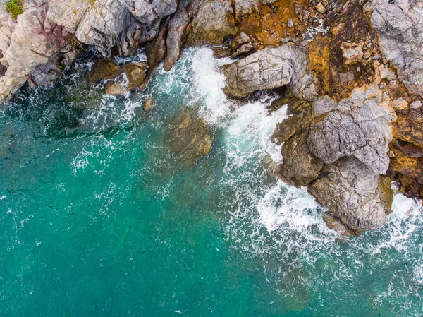 岩石石岛绿松石水景中的海滨波空中景观 — 图库照片