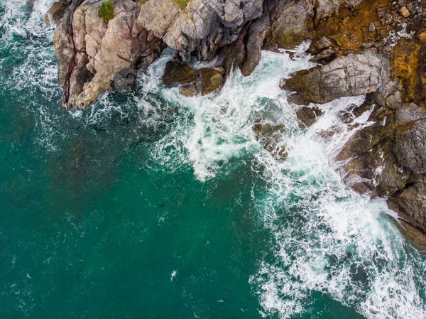 Vista Aérea Mar Onda Costa Pedra Rochosa Ilha Turquesa Água — Fotografia de Stock