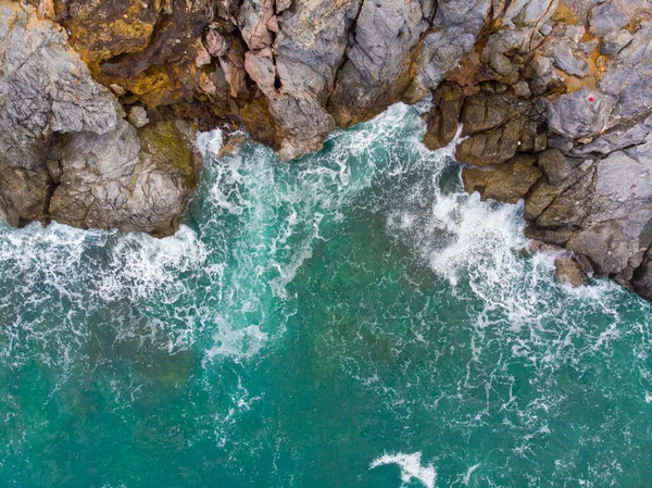 岩石石岛绿松石水景中的海滨波空中景观 — 图库照片