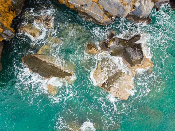 Вид Повітря Хвиля Морського Узбережжя Кам Янистому Острові Бірюзова Вода — стокове фото