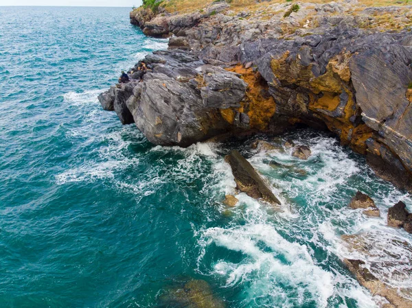 Вид Воздуха Берег Моря Волна Скалистом Каменном Острове Бирюзовый Водный — стоковое фото