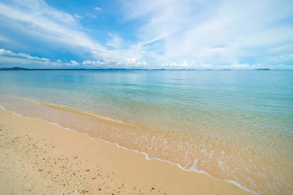 파도하얀 모래사장푸른 — 스톡 사진