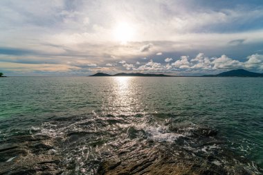 Deniz kıyısında mavi gökyüzü yaz tatilinde doğa manzarasını bulutlandırıyor.