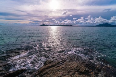 Gün doğumu kayalık deniz kıyısı Bulutlu bulutlu gökyüzü doğa manzarası