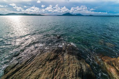 Gün doğumu kayalık deniz kıyısı Bulutlu bulutlu gökyüzü doğa manzarası