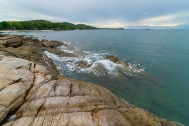 Deniz kıyısında mavi gökyüzü yaz tatilinde doğa manzarasını bulutlandırıyor.
