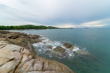 Gün doğumu kayalık deniz kıyısı Bulutlu bulutlu gökyüzü doğa manzarası