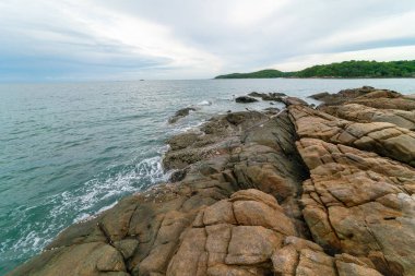 Deniz kıyısı dalgası ve gökyüzü bulutu yaz tatili konsepti