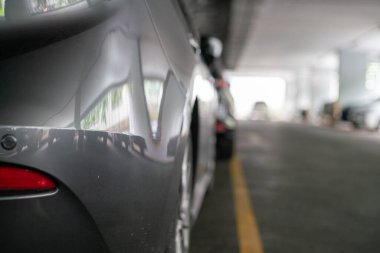 Bulanık arka aydınlatma arabasının apartman dairesi taşıma arka planında park edilmesi