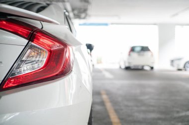 Kulvar levhası seçici odak taşıma geçmişi olan apartman otoparkı.