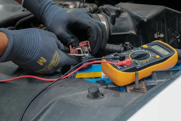 Manuale Meccanico Uomo Controllo Auto Batteria Con Manutenzione Multimetro Batteria — Foto Stock