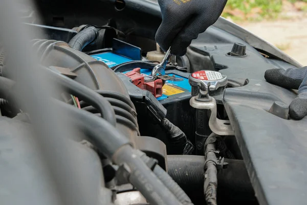 Manutenzione Manuale Uomo Meccanico Controllo Batteria Auto Con Volt Metro — Foto Stock