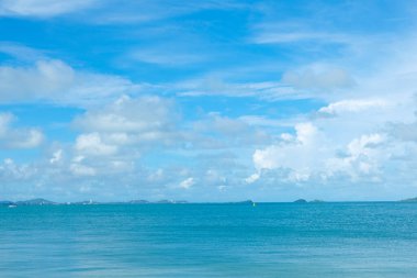 Turkuaz deniz arka planında mavi gökyüzü kabarık bulutlu doğa manzarası yaz tatili