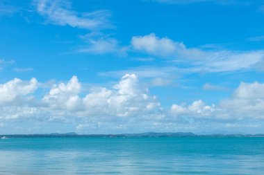 Turkuaz deniz arka planında mavi gökyüzü kabarık bulutlu doğa manzarası yaz tatili