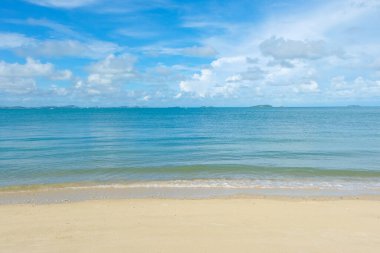 Beyaz kumsal deniz dalgası bulutlu mavi gökyüzü yaz tatili arka planı