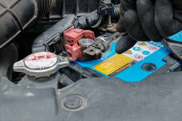 Manutenzione Manuale Uomo Meccanico Controllo Batteria Auto Con Volt Metro — Foto Stock