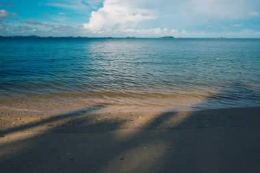 Beyaz kumsal deniz dalgası bulutlu mavi gökyüzü yaz tatili arka planı