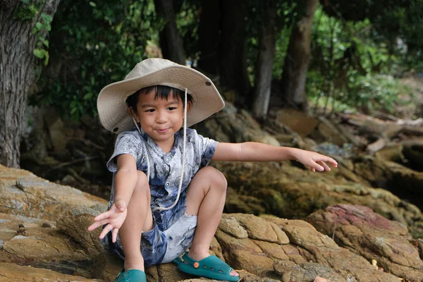 Little Asian Boy Travel Forest Safari Suit Hat Travel Vation — Stock Photo, Image