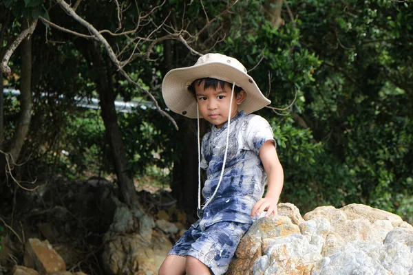 Pequeño Asiático Chico Viaje Bosque Con Safari Traje Sombrero Viaje —  Fotos de Stock
