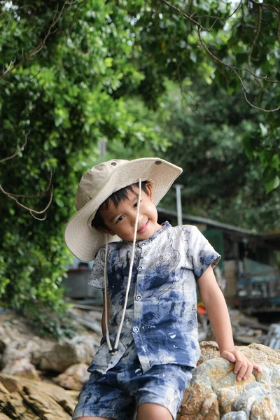 Liten Asiatisk Pojke Resa Skogen Med Safari Kostym Hatt Resa — Stockfoto