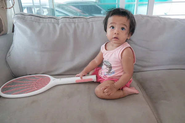 Милая Малышка Ура Азиатская Девочка Играет Игрушки Уютной Комнате Счастливая — стоковое фото