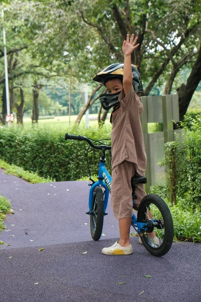 Küçük Anaokulu Çocuğu Şehir Ağaç Parkında Spor Bisikleti Oynuyor — Stok fotoğraf