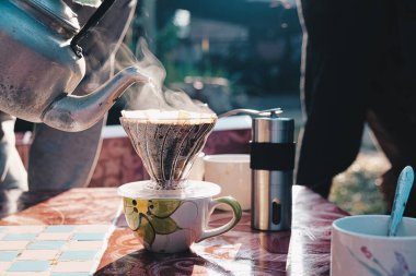 Alet edevatlı kahve damlaları Sabah sıcak aromalı kahve