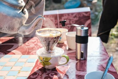 Alet edevatlı kahve damlaları Sabah sıcak aromalı kahve