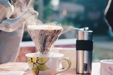 Alet edevatlı kahve damlaları Sabah sıcak aromalı kahve