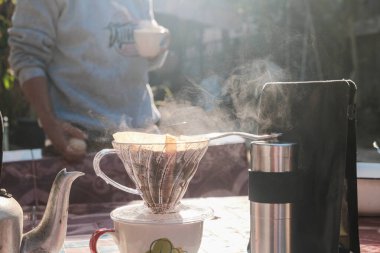 Alet edevatlı kahve damlaları Sabah sıcak aromalı kahve