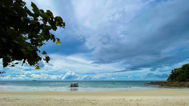 Deniz dalgası beyaz kumsal mavi gökyüzü yumuşak bulut yaz tatili doğa manzarası